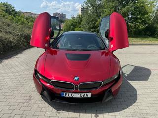 BMW i8 plugin hybrid (el+benzin) sedan