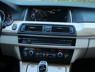 BMW Řada 5 530d xDrive 190kW kombi - Foto 17