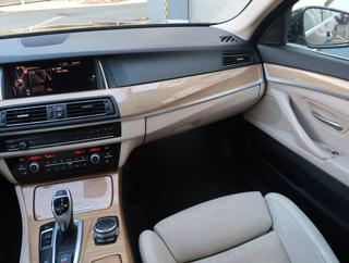 BMW Řada 5 530d xDrive 190kW kombi - Foto 11