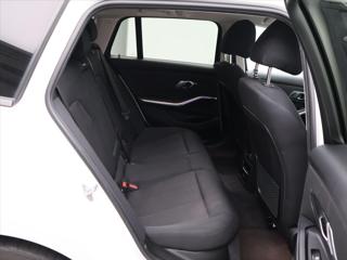 BMW Řada 3 2,0 320d 140kW CZ DPH Touring kombi - Foto 14