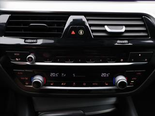 BMW Řada 5 3,0 530d 195kW Aut. Sport Line kombi - Foto 24