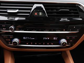 BMW Řada 5 2,0 530i xDrive Luxury Line kombi - Foto 23