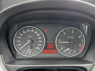 BMW Řada 3 318d D.Klima*Vyhř.Sedadla*PDC Alu*Tempomat*Po servise a nová STK! limuzína - Foto 12
