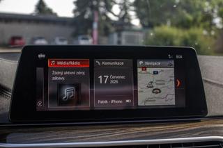 BMW Řada 5 2018, 4395 ccm, 340 kW, benzin sedan - Foto 20