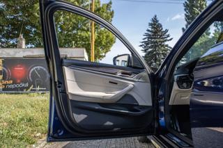 BMW Řada 5 2018, 4395 ccm, 340 kW, benzin sedan - Foto 12