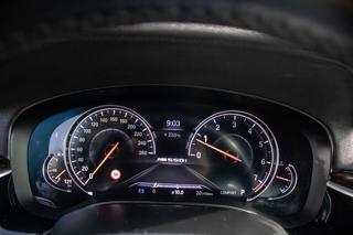 BMW Řada 5 2018, 4395 ccm, 340 kW, benzin sedan - Foto 16