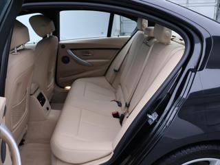 BMW Řada 3 2,0 318d M Sport Aut. CZ DPH sedan - Foto 14