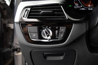 BMW Řada 5 M550d xDrive/HarmanKardon/Ventilovaná sedadla sedan - Foto 15