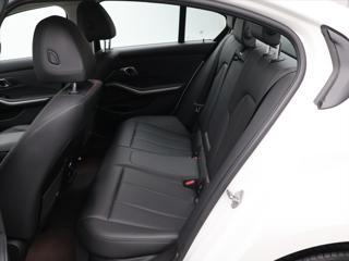BMW Řada 3 2,0 320d 140 kW xDrive ADVANTAGE sedan - Foto 9