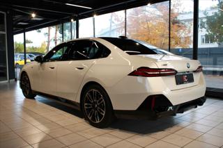 BMW Řada 5 540d xDrive M Sport DAProf / Pano / NezTop sedan - Foto 5
