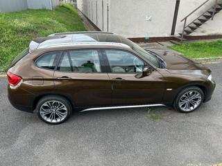 BMW X1 S POCTIVÝM NÍZKÝM NÁJEZDEM SUV