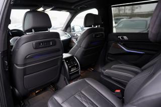 BMW X7 M50i xDrive/AT9/22"/ČR/530 PS SUV - Foto 35