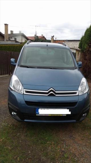 Citroën Berlingo s nájezdovou plošinou pro voz. MPV