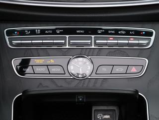 Mercedes-Benz Třídy E 3,0 53 320kW AMG 4Matic+ DPH kabriolet - Foto 41