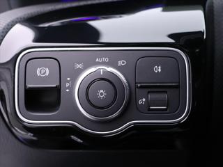 Mercedes-Benz Třídy A 1,3 A 250 e DCT 118kW CZ sedan - Foto 17