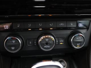 Škoda Superb 2,0 TDI 110kW DSG CZ L&K kombi - Foto 25