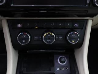 Škoda Superb 1,8 TSI 132kW DSG CZ L&K liftback - Foto 31