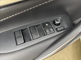 Toyota Corolla 1,8 HYBRID STYLE ACC 1.MAJ ČR kombi - Foto 34