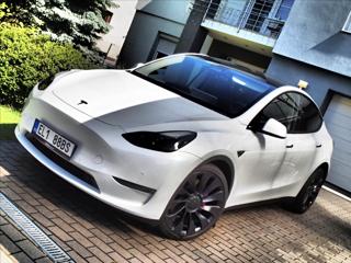 Tesla Model Y Performance Berlín, Tažné hatchback