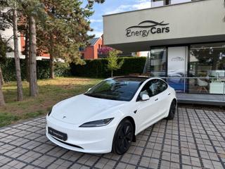Tesla Model 3 --REZERVACE-- sedan