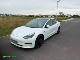 Tesla Model 3 bílý interiér | 513 koní sedan