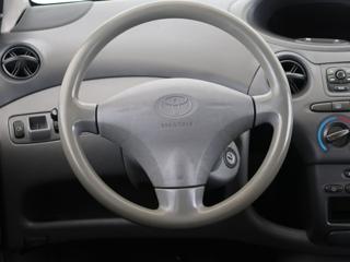 Toyota Yaris 1.0,50KW,Manuál hatchback - Foto 14