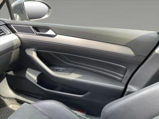 Volkswagen Passat 2,0 TDi DSG IQ Matrix Alcantara*Navi*Kamera*ACC*Vyhř. Sedadla*Tažné*Servis.Historie! kombi - Foto 24