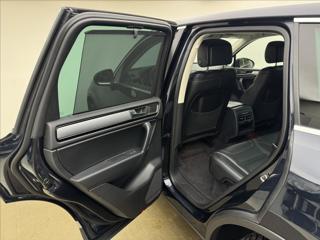 Volkswagen Touareg 3,0 ACC 360° TZ PEČLIVÝ SERVIS SUV - Foto 40