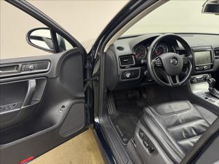 Volkswagen Touareg 3,0 ACC 360° TZ PEČLIVÝ SERVIS SUV - Foto 33