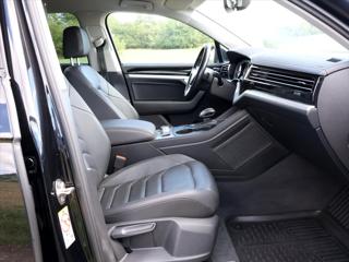 Volkswagen Touareg 3,0 TDI 170kW DSG 4M LED CZ SUV - Foto 7