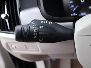 Volvo V90 2,0 D4 140kW Drive-E Momentum Aut. kombi - Foto 32